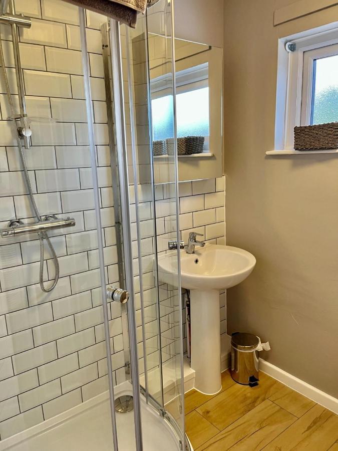 Canada House - Sleeps 6 -3 King Or 6 Single Ideal For Contractors Warrington Luaran gambar